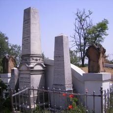 Kaplnka a krypta rod. Konkoly, náhrobník