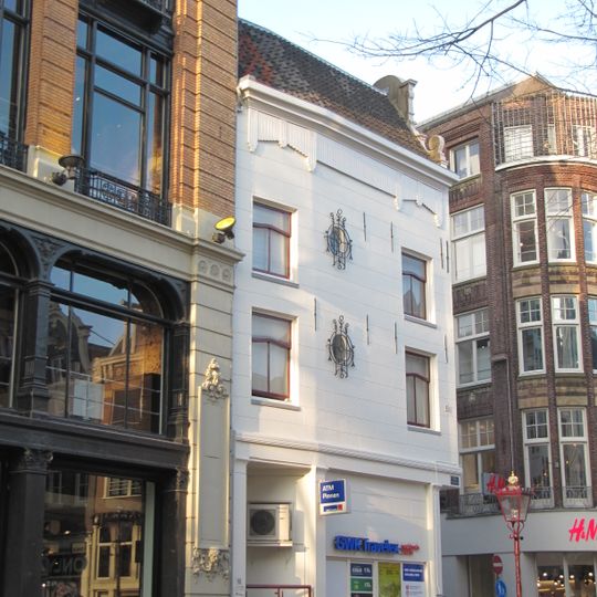 Pand met gepleisterde halsgevel met vleugelstukken van ongewoon type en het jaartal in de afdekking