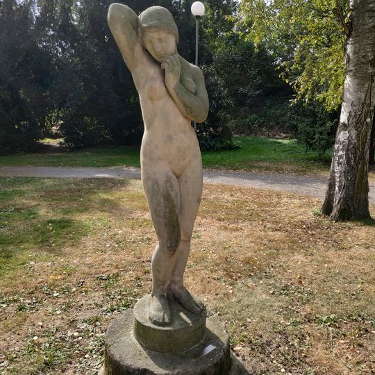 Socha dívky v zámeckém parku v Roztokách u Prahy