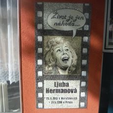Pamětní deska Ljuby Hermanové na Společenském domě v Neratovicích