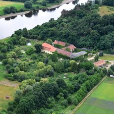 Gutshof eines Weingutes mit Wohnhaus (»Herrenhaus«), Torhaus, zwei weiteren Wirtschaftsgebäuden (davon ein Wohnstallhaus) und Scheune sowie drei Weinbergen Göhrischgut 1