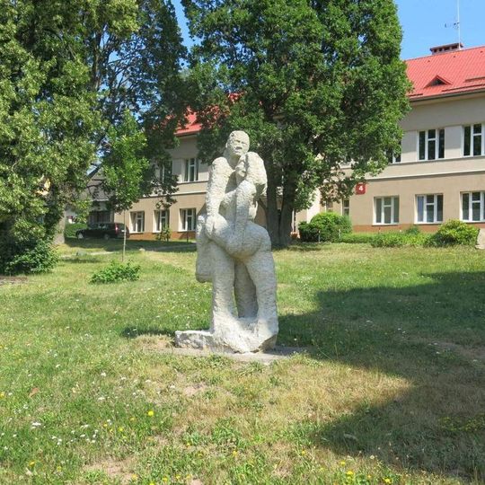Kamenná plastika západně od pavilonu 3 nemocnice v Jilemnici