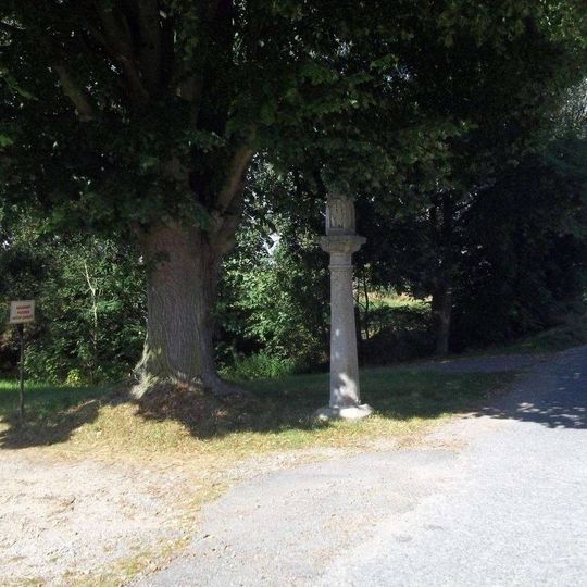 Boží muka jižně od Deštné u rozcestí