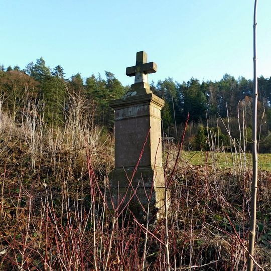 Kříž u cesty západně od Vlkovce