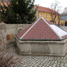 Kamenná kašna u kostela sv. Martina v Cerhovicích