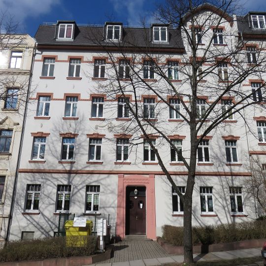 Mietshaus in geschlossener Bebauung mit Vorgarten Gneisenaustraße 7