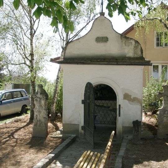Wegkapelle und zwei Grabsteine