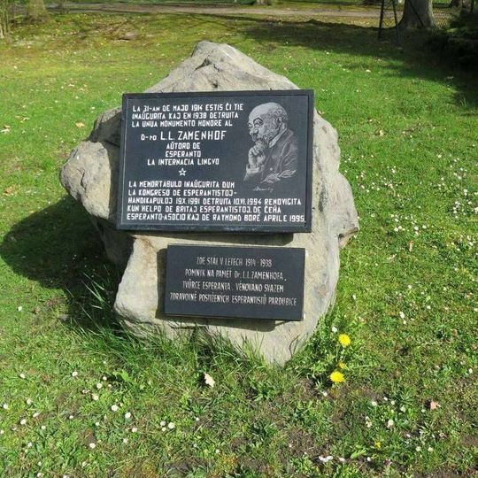 Pomník tvůrce esperanta Zamenhofa v Městských sadech ve Františkových Lázních