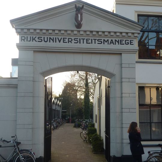 Tot complex behorend gebouwtje. Gepleisterde topgevel aan binnenzijde poort