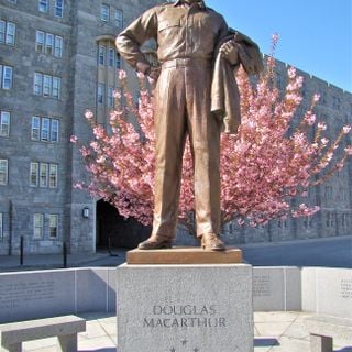 MacArthur Monument