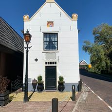 Voormalig Rechthuis, gepleisterd gebouwtje met zadeldak