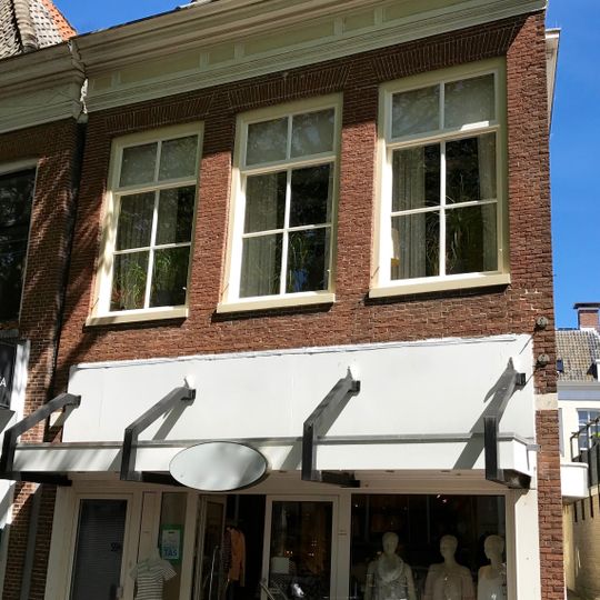 Pand onder schilddak met topschoorsteen met dekplaat