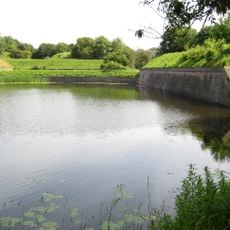 Courtine Nieuw Molen-Oud Molen. Met twee kanonkelders, ravelijn en bomvrij wachthuis