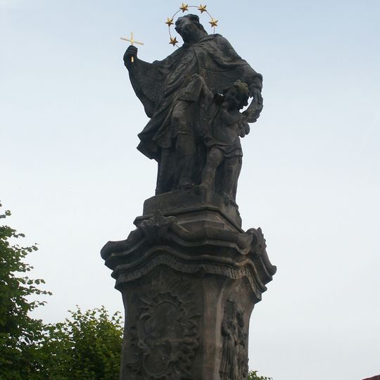 Socha svatého Jana Nepomuckého na mostě v centru Chřibské