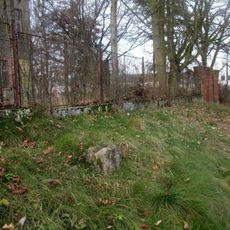 Kříž v Čeminech před bývalou školou