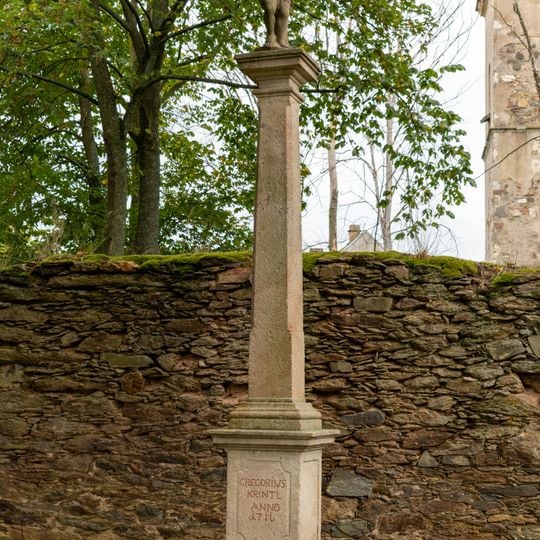 Socha před kostelem v Křivcích