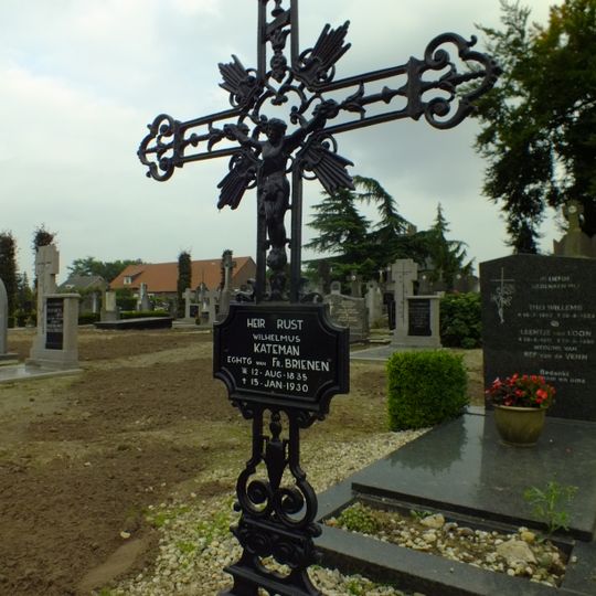 R.K. Kerkhof Sambeek: grafkruis van W. Kateman