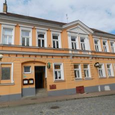 Pamětní deska na hostinci u Vlasáků v Pelhřimově