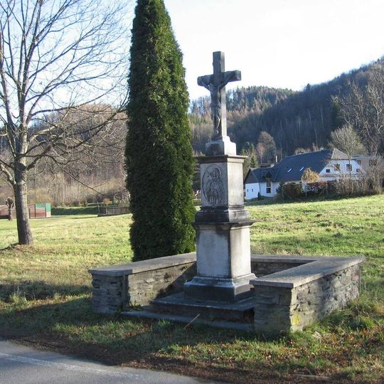 Kříž u křižovatky silnic v Holčovicích