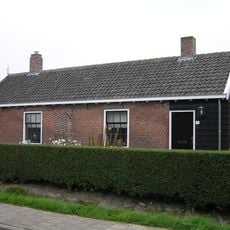 Pandje onder een zadeldak met nr 15