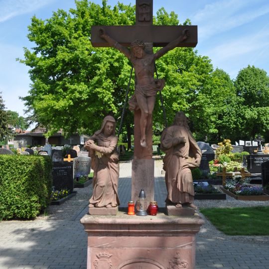 Kreuzigungsgruppe auf Friedhof