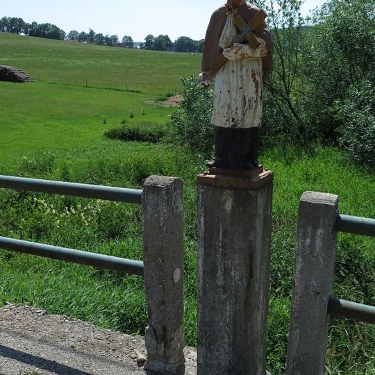 Socha svatého Jana Nepomuckého na mostě mezi Zdíkovem a Zdíkovcem