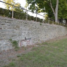 Mauerreste, Gartenarchitektur und Keller im Schloßpark