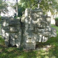 Travertinová nefigurální plastika mezi domy v ulici Dlouhá v Ústí nad Labem