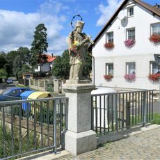 Socha svatého Jana Nepomuckého u mostu přes potok v Teplé