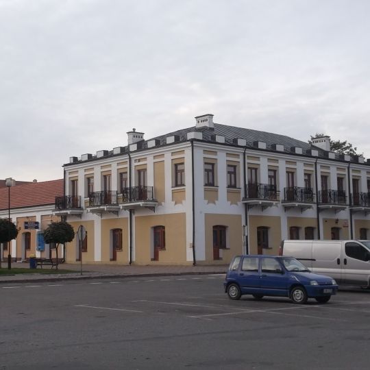 Zespół kramów, tzw. Czworobok, z dziedzińcem pośrodku i dwiema bramami przejazdowymi