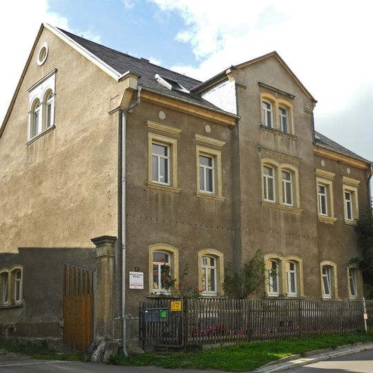 Wohnhaus, Scheune und Toranlage eines Bauernhofes sowie Einfriedungsmauer des Gartens südwestlich hinter der Scheune Am Rundling 13