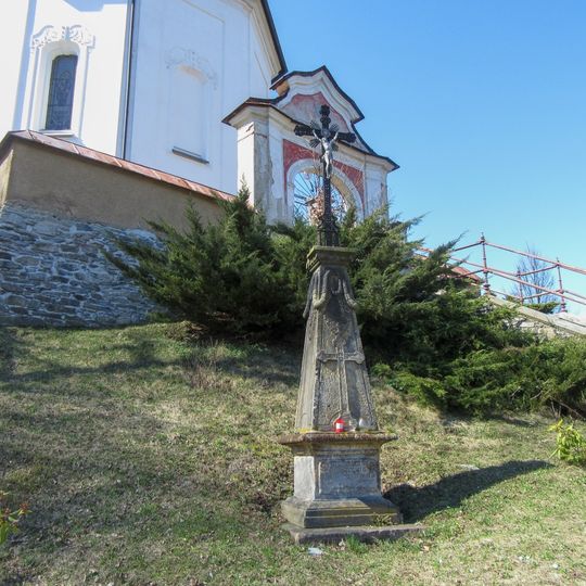 Kříž v Kopřivné před kostelem