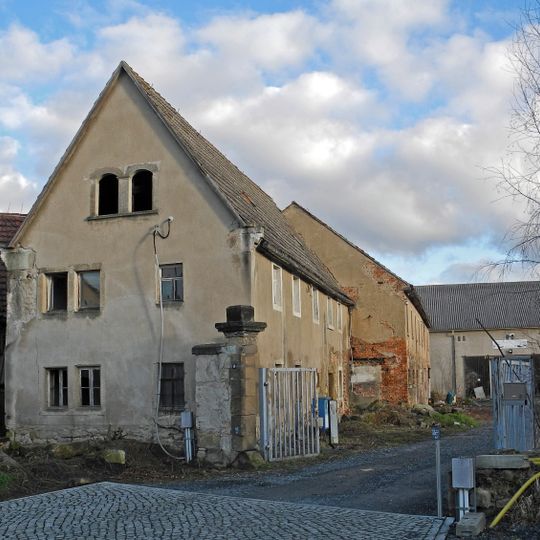 Wohnstallhaus eines Bauernhofes, dazu ein Torpfeiler der Hofzufahrt Dorfplatz 16