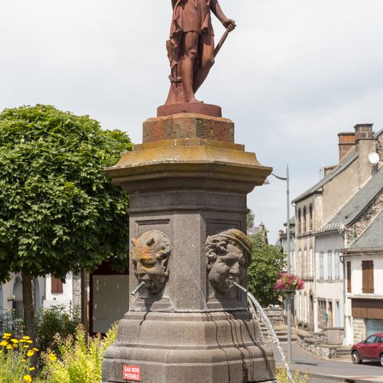 Fontaine place de Castellane à Marcenat