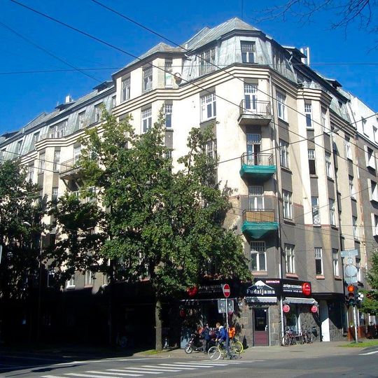 Īres nams ar veikaliem