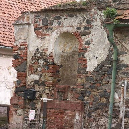 Kaplička ve zdi ve Zlovědicích na návsi