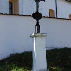 Kříž před kostelní zdí ve Veliši