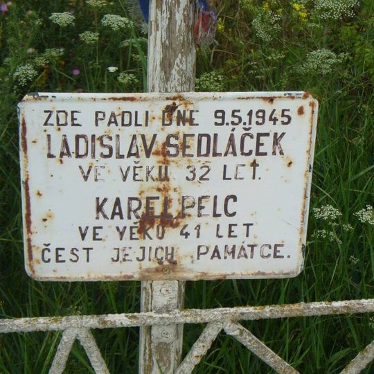 Pomník padlým 9.5.1945 u silnice severně od Lužce nad Vltavou