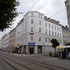 Mietshaus mit Laden in geschlossener Bebauung, Eckhaus Berliner Straße 20 (Schulstraße 6)
