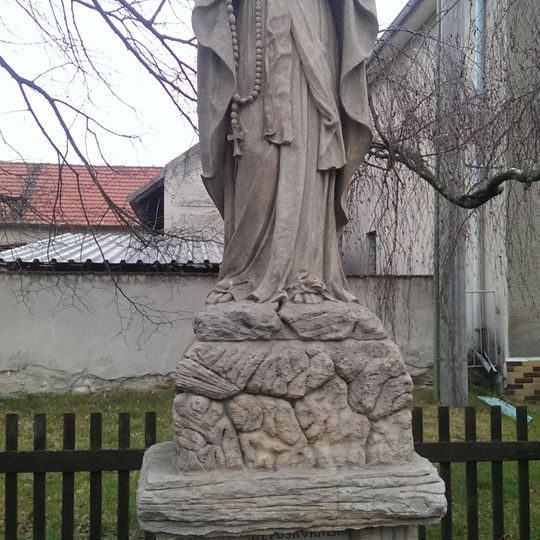 Socha Panny Marie Lurdské ve východní části Přerova nad Labem