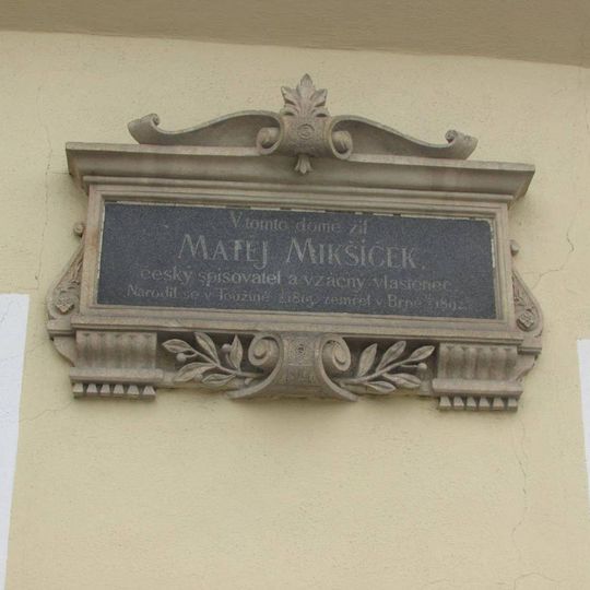 Pamětní deska Matěje Mikšíčka na domě čp.97 v Dačicích
