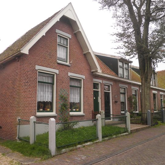 Twee rijen met elk vier woningen in Overgangsstijl
