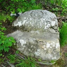 Pomník nejasného účelu v Lázeňském parku v Luhačovicích