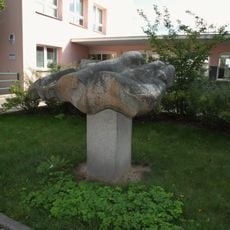 Plastika před základní školou v Nádražní ulici v Ledči nad Sázavou