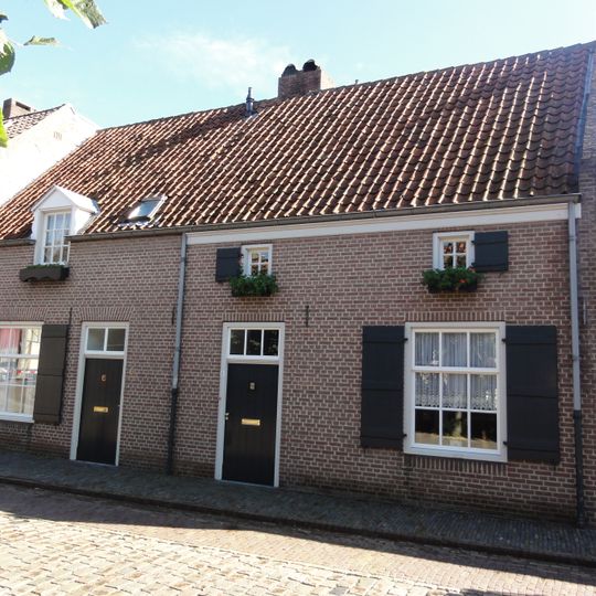 Eenvoudig gepleisterd pand onder zadeldak met zijtopgevel