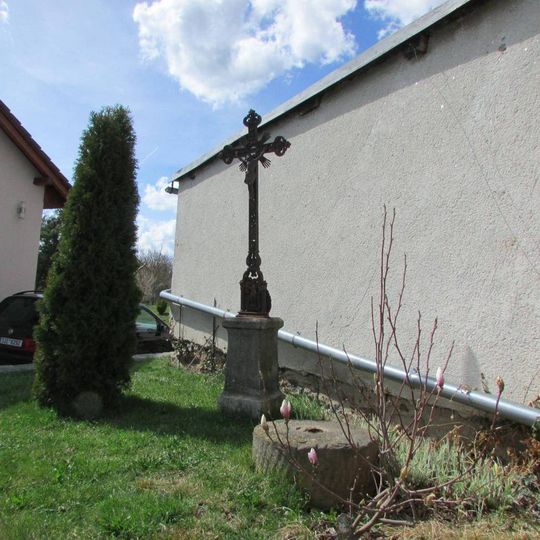 Kříž v zahradě u čp.21 na východním okraji Pístova