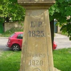 Kříž na návsi v Dušníkách