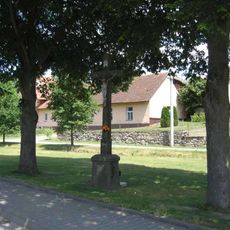 Boží muka ve středu obce Černá poblíž kaple