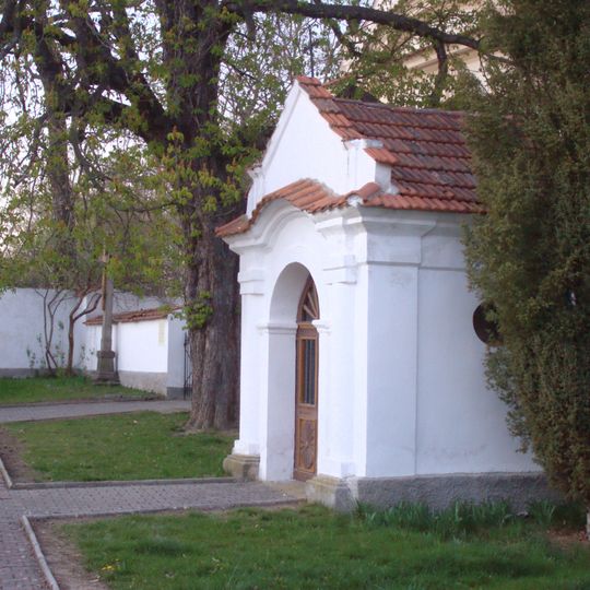 Kaple u kostela v Petrovicích