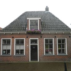 Laag pand van vijf traveeën onder tentdak